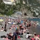 Kaos na Amalfijski obali: na ulicah horde turistov, domačini pa ujeti v domovih
