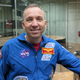 To je astronavt slovenskega rodu, ki bo vodil Nasino misijo na Luno