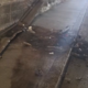 V Šmartinskem podvozu del kovinske konstrukcije padel na pločnik #video