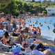 Plaža v Makarski poka po šivih že ob 11. dopoldne: "To nima nobene veze z dopustom"