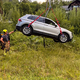 Avto zapeljal čez strmo brežino in obstal na betonskem podpornem zidu
