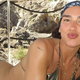 Dua Lipa je z medenih tednov prinesla modni kos, ki ga boste želeli nositi tudi vi