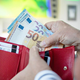 Povprečna plača za maj nekoliko nižja od tiste za april