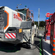 Nevsakdanji prizor:: na električno polnilnico je pripeljal delovni stroj iz kamnoloma