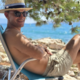 Anže Logar raje kot na žgočem soncu uživa pod borovcem