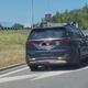 Skrajno nevarno početje voznika na avtocesti, ki se je želel izogniti zastoju #video