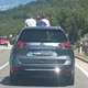 Nevarna vožnja turista zgrozila splet