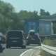 Nepalec s tovornjakom v ovinku prehiteval čez polno črto #video