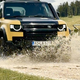 Land rover defender: poln nostalgije, zanj meja izven urejenih cest še vedno skoraj ni
