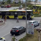 Voznica parkirala sredi krožišča in povzročila popoln prometni kaos
