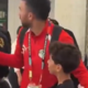 Kaos pred tekmo Egipta: policist napadel člana reprezentance #video