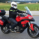 Skoraj popoln motocikel, ki pa ima nekaj italijanskih posebnosti