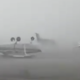 Dramatični posnetki z letališča: silovit veter prevračal letala #video