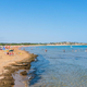 Valovi na plažo naplavili polne vreče evrskih bankovcev