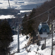 NESREČA NA VIŠINI 2300 METROV: Gondola z okoli 50 potniki trčila v žerjav