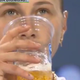 Kaj je bilo v kozarcu: nenavadna pijača športnice #video