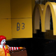 Skrivnostna smrt mladega dekleta v McDonald'su