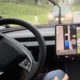 Ozka cesta in dež, nasproti pripelje avtomobil: kaj stori samovozeča tesla? #video