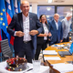 Janšo na seji vlade pričakalo sladko presenečenje