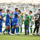 To se širi po spletu: Betis je ponudil zgled medgeneracijskega spoštovanja, igralce so na igrišče pospremili 80-letniki