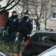 Nov grozljiv incident v Srbiji: oče desetletniku dal pištolo in mu ukazal, naj strelja