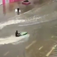 Po poplavljenih ulicah divjal z vodnim skuterjem, a se ni dobro končalo #video