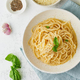 Recept: špageti s česnom in baziliko