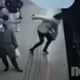 Varnostne kamere posnele, kako je moški žensko potisnil pred vlak (VIDEO)