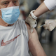Končno na voljo novo cepivo, prilagojeno zadnjim različicam