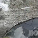Niso bili pripravljeni na zimo: poglejte, kako sta sneg in led uničila avtomobile (VIDEO)