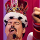 Obnemogel in v ranah je ležal v postelji, a ostal je eden in edini Freddie Mercury