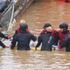 V poplavah več kot 30 mrtvih, številni vozniki ostali ujeti v predoru