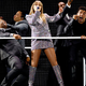 Oboževalci Taylor Swift razburjeni: »Kako naj na roke stlačim 400 zapestnic«