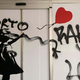 Sramota! Onečastili izložbo Banksyjeve razstave v Ljubljani (FOTO)