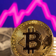 Rekordna vrednost bitcoina, Matej Lahovnik opozarja: Kar gre hitro gor, gre tudi hitro dol