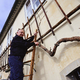 Dragocenost brez primere: na Lentu so slovesno obrezali najstarejšo na svetu (FOTO)