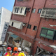 Prvi posnetki potresa: porušene zgradbe, otroke rešujejo skozi okno (VIDEO in FOTO)