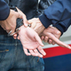 Policisti zaradi poskusa ropa trgovine v Brdih ovadili 46-letnika