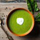 Čemaž, špinača in mlade koprive v okusni in zdravi zeleni juhi