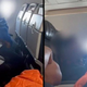 Škandal na letalu: mladi par zasačen med vročo akcijo, potniki iz sebe (VIDEO)