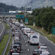 Prvi počitniški vikend je tu, na cestah več kilometrov dolge kolone. Tu je najhuje