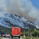 Burja na Krasu razpihuje požar, gori v bližini koče in oddajnika (FOTO)