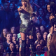 Taylor Swift kraljevala na podelitvi VMA, z eno legendarno pevko se je zdaj izenačila