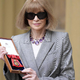 Kraljeva čast za kraljico mode: Anna Wintour sprejeta v elitni red
