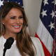 Poglejte, kako elegantna se je Melania Trump poklonila svoji predhodnici (FOTO)