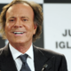 Julio Iglesias zanikal obtožbe o spolnih zlorabah: ena od žrtev imela tedaj le 22 let, on 77