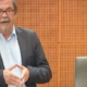Poslanca NSi zmotilo, ko je videl, kaj ima kolega na svoji mizi: »Jao« (FOTO)