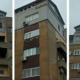 Saj ni res, pa je! Bosanec si je na vrhu stanovanjskega bloka zgradil kar hišo, in to brez dovoljenja (VIDEO)