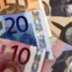 Ne boste verjeli, kaj je slovenski pevec naredil s 500 tolarji (VIDEO)