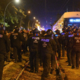 V Franciji s kladivi trgali tlakovce in jih metali, na varnostne sile vržen tudi vžigalni predmet (FOTO)